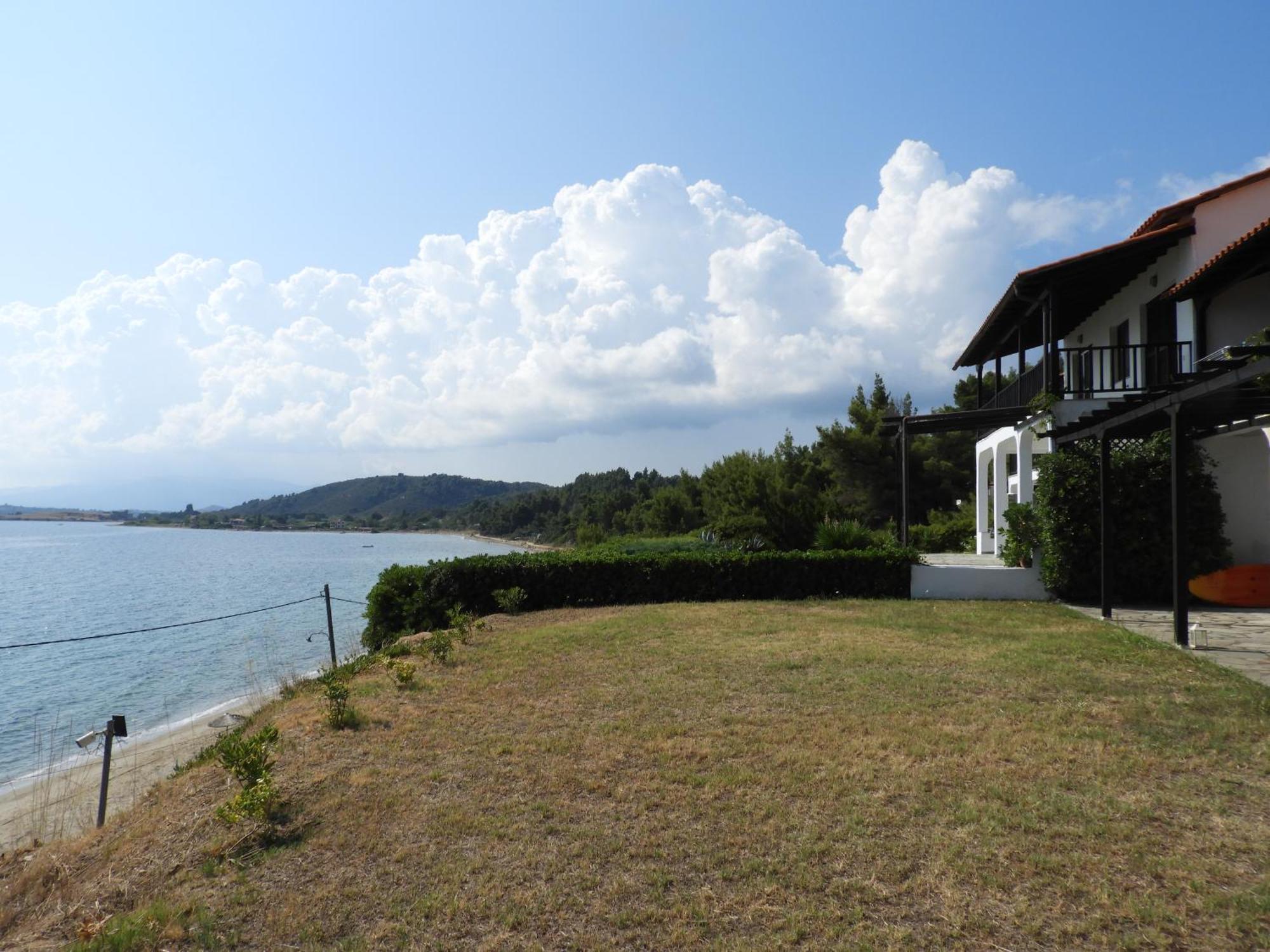 Sangue Blu Beachfront Villa Apartment อาโยส นิโกลาออส ภายนอก รูปภาพ