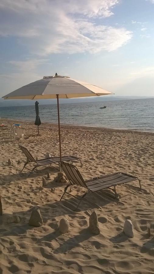 Sangue Blu Beachfront Villa Apartment อาโยส นิโกลาออส ภายนอก รูปภาพ